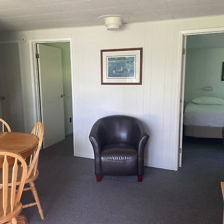 Colonial Bay Motel And Cottages Χάντσβιλ Εξωτερικό φωτογραφία
