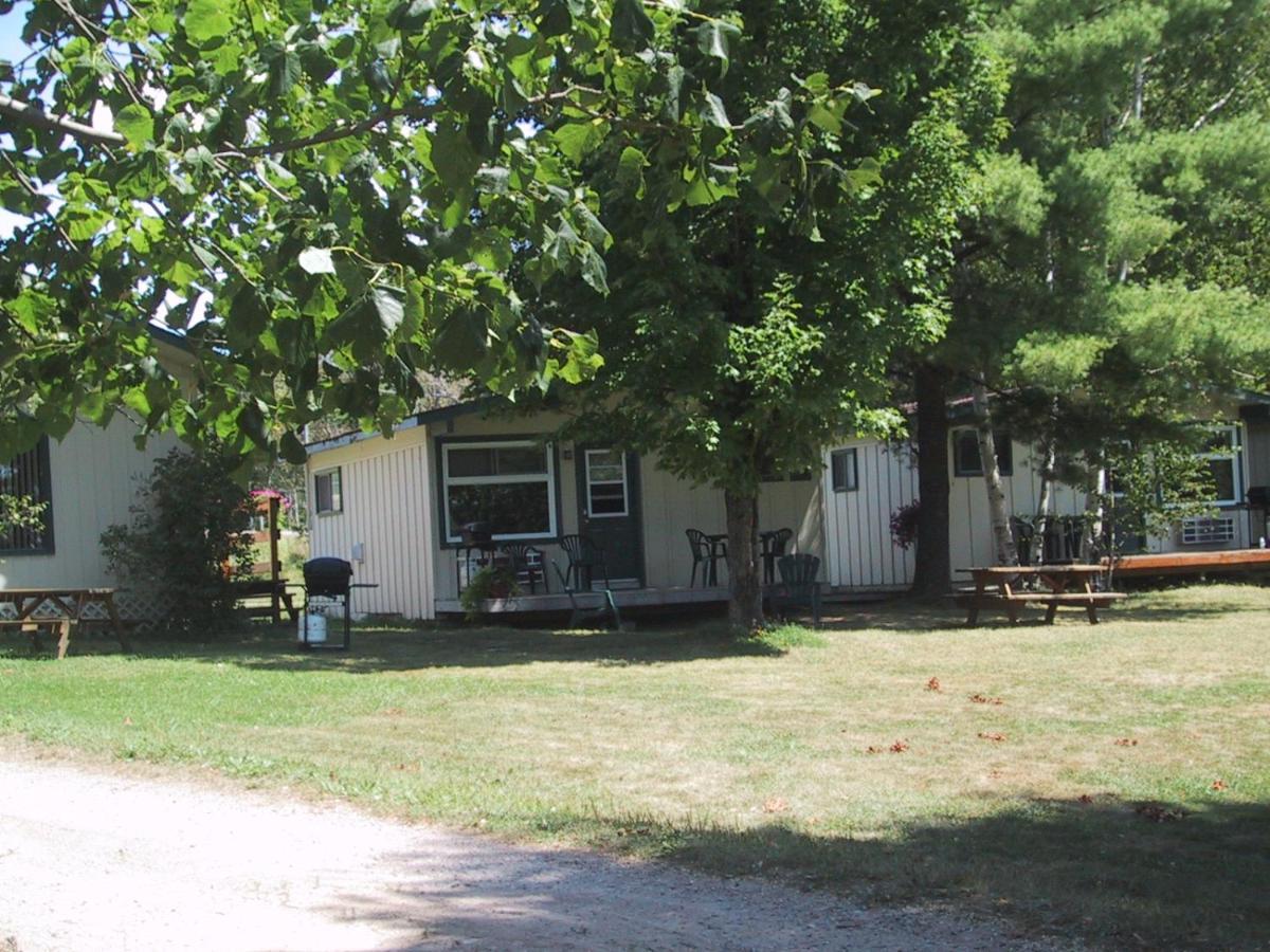 Colonial Bay Motel And Cottages Χάντσβιλ Εξωτερικό φωτογραφία