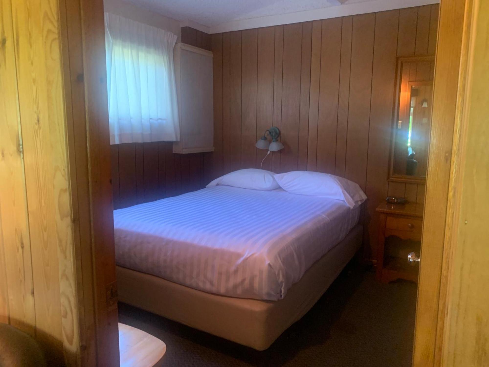 Colonial Bay Motel And Cottages Χάντσβιλ Εξωτερικό φωτογραφία