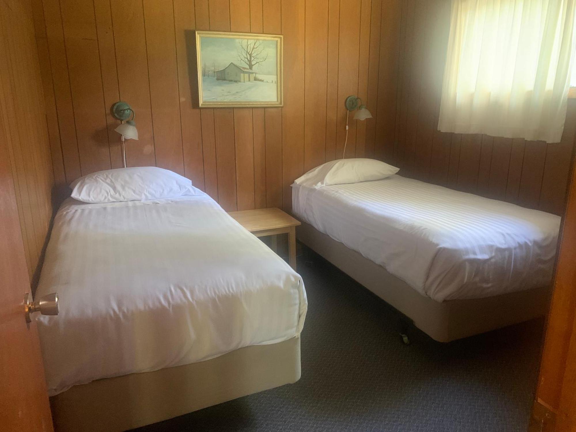 Colonial Bay Motel And Cottages Χάντσβιλ Εξωτερικό φωτογραφία