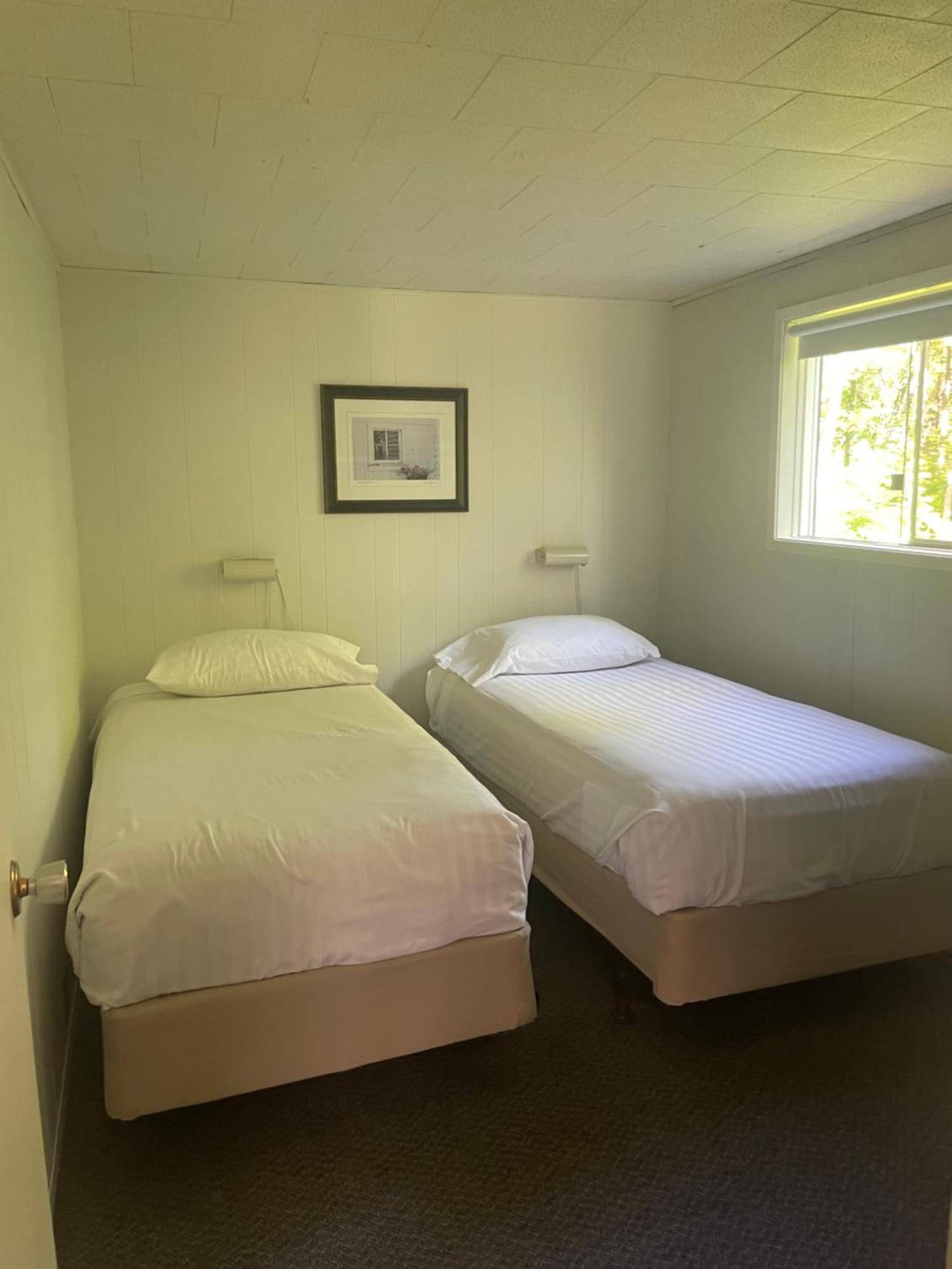 Colonial Bay Motel And Cottages Χάντσβιλ Εξωτερικό φωτογραφία