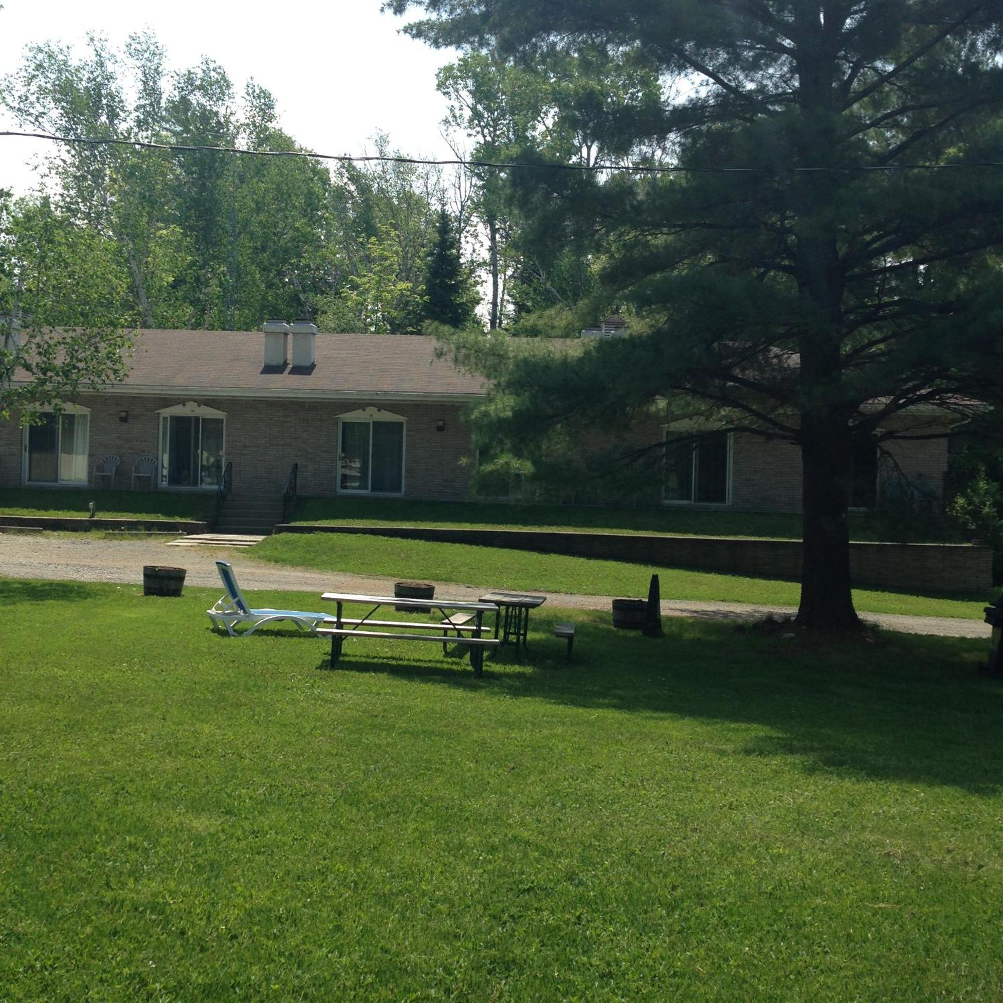 Colonial Bay Motel And Cottages Χάντσβιλ Εξωτερικό φωτογραφία